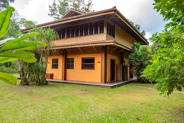 Villa Miagoa, hermosa propiedad con un extenso jardín tropical frente al mar.