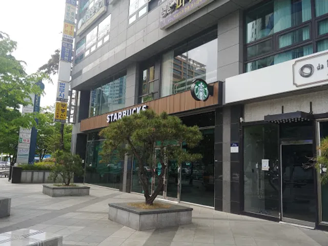 Starbucks Isu Station Intersection