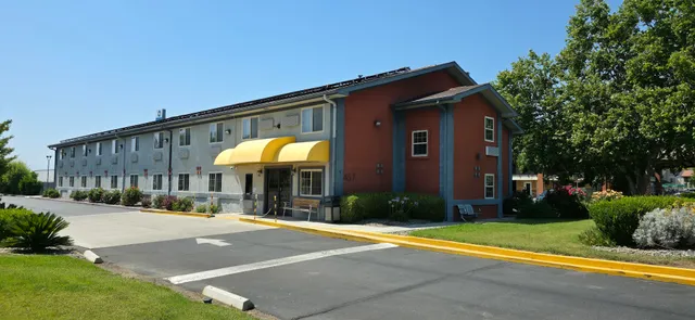 Deluxe Inn Willows on I-5