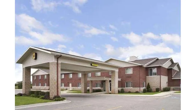 Super 8 by Wyndham Ava