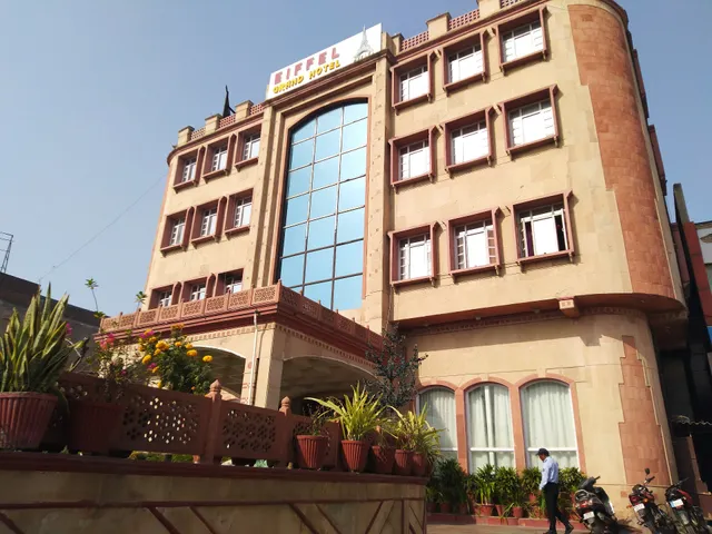 OYO 16125 Eiffel Grand Hotel