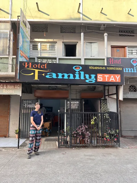 Hotel Family Stay Beside Railway Station