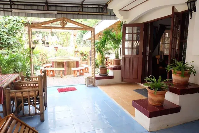 Hug Glur House & Hostel