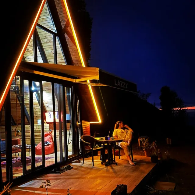 LAZZY BUNGALOV black sea