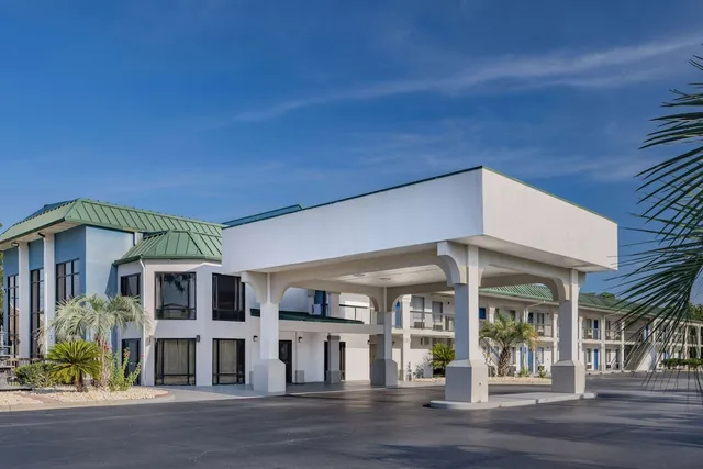 Days Inn & Suites by Wyndham Savannah Midtown