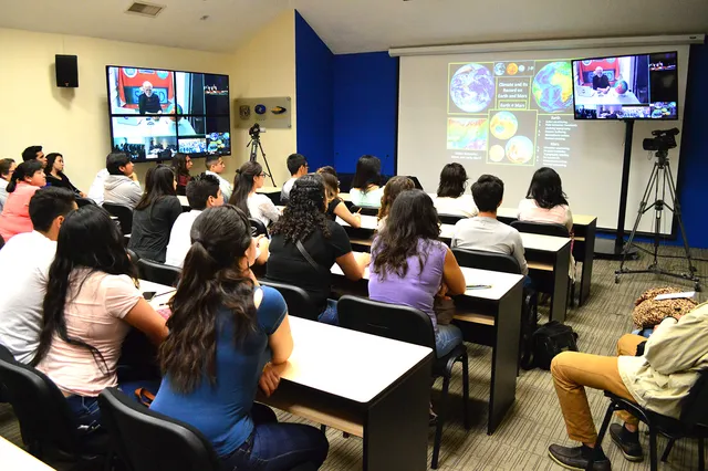 Teleaula Luis Estrada.