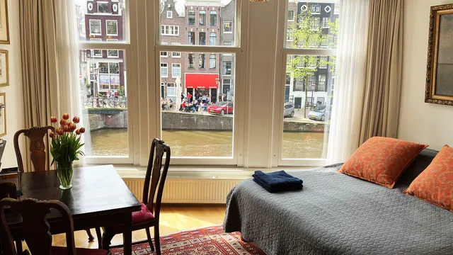 Amsterdam Bed and Breakfast Canal View