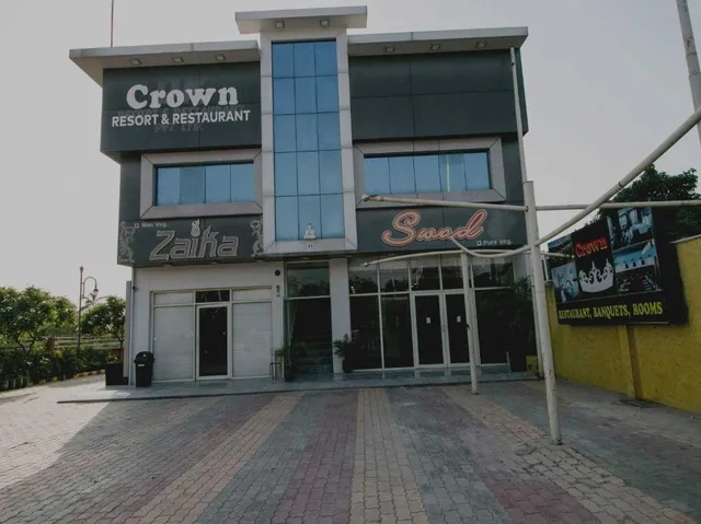 Hotel crown: resort and restaurant