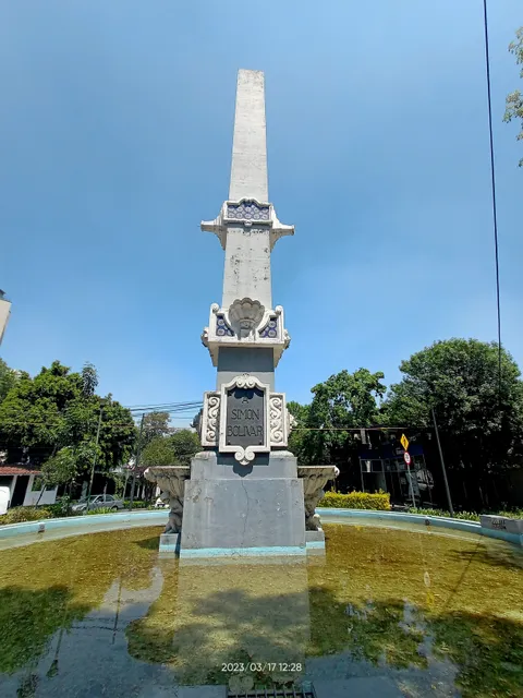 Monumento a Simon Bolivar (Obelisco y Fuente)