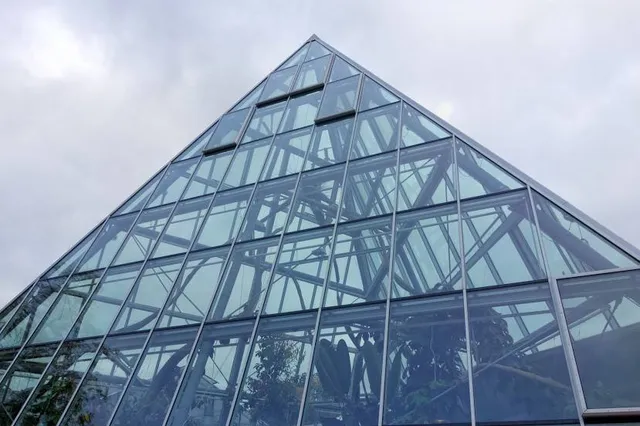 Glass Pyramid "HIDAMARI"