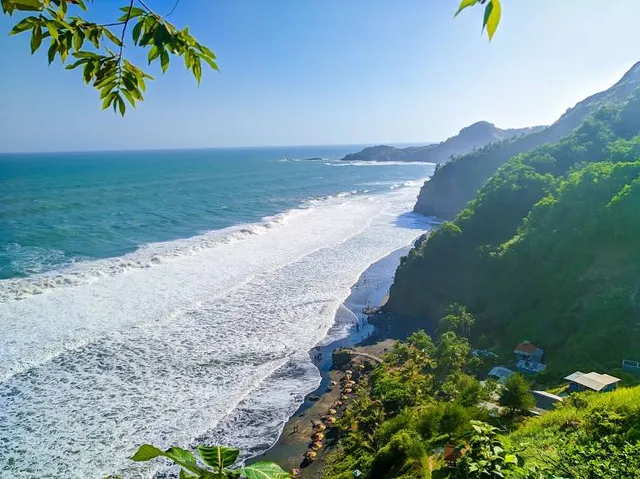 Pantai Gebyuran ( Wisata Pantai Lampon )