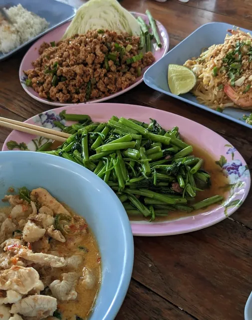 ร้านป้าสำเริง อาหารตามสั่ง