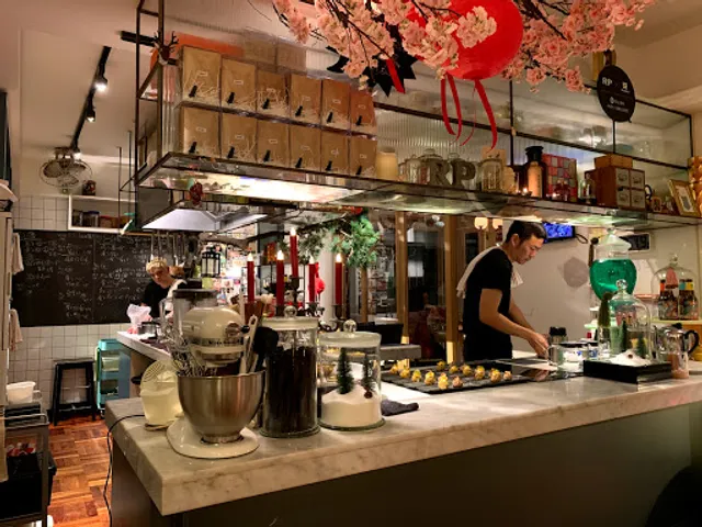 Cat private kitchen on the roof