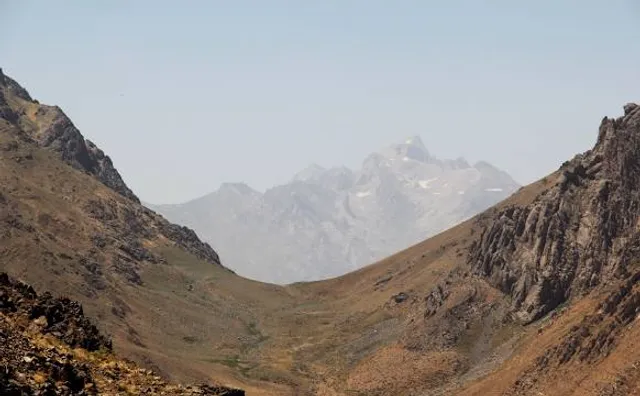 Ikiyaka Dağlari Hill