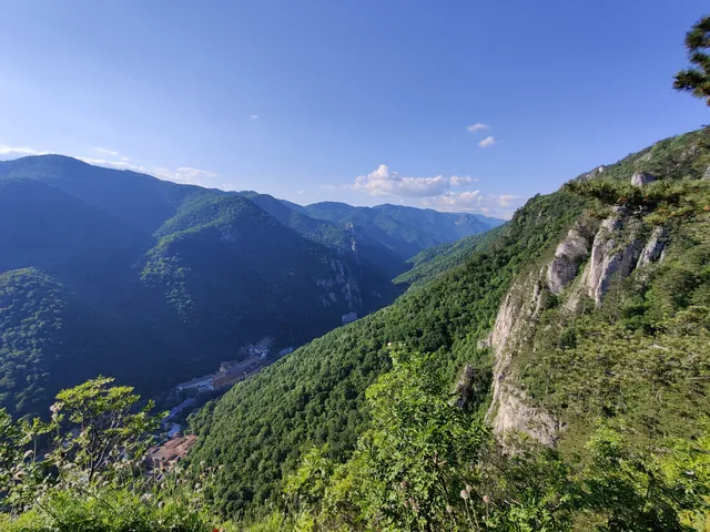 Intrare Traseu Crucea Albă