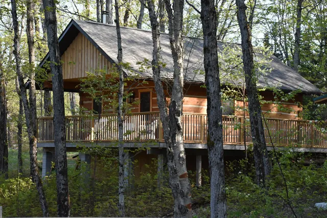 Wolf Den Nature Retreat Hostel & Cabins