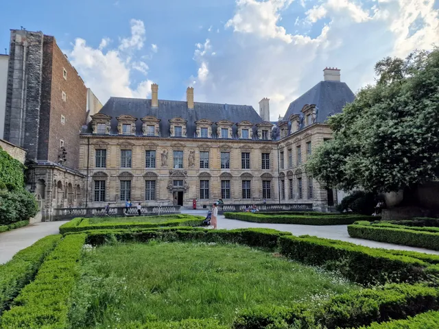 Cour et Jardin de l'Hôtel de Sully