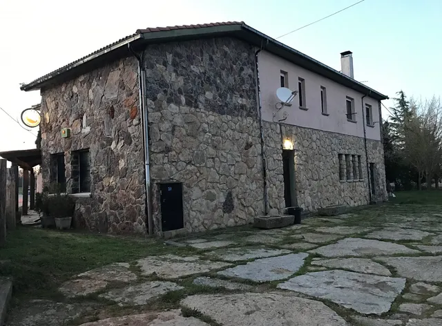 Hotel las Cavenes Del Cabaco