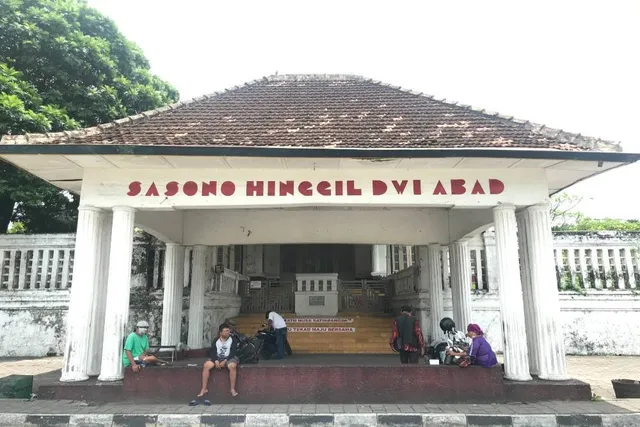 Sasono Hinggil Dwi Abad