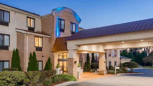 Holiday Inn Express & Suites Canton by IHG