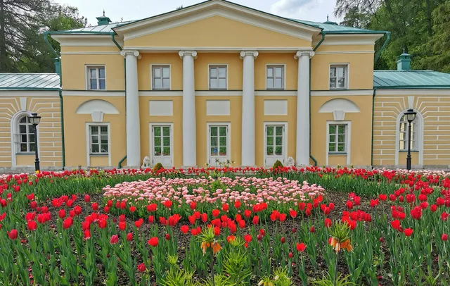 Malyy Dvorets "Kapriz"