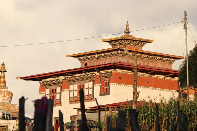 ཡོན་ཕུག་ལ་ཨྱོན་མདོ་བསྔགས་ཆོས་གླིང་། (Ogyen Doh-Ngag Chokhorling Dratshang)