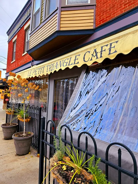 Le Petit Triangle Cafe