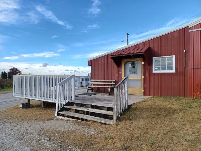 Pine Tree Apple Orchard