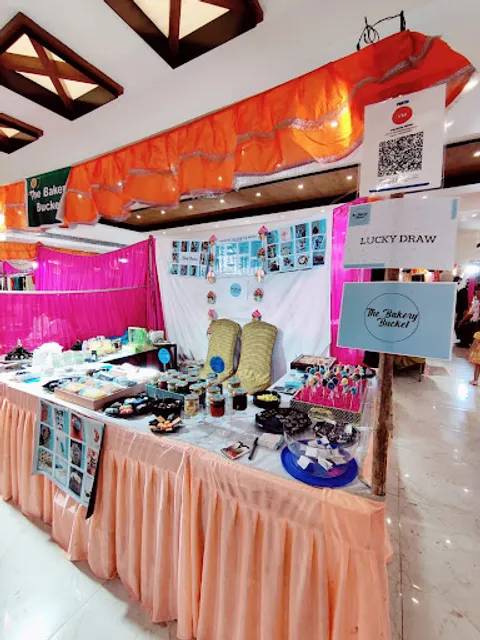 The bakery bucket | Gifting | Best bakery and flower shopin Mathura