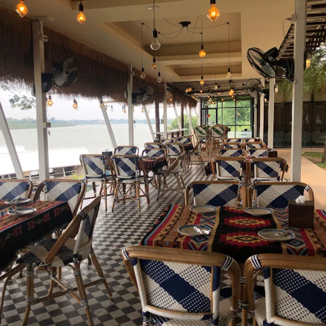 Chomjan Bar & Restaurant