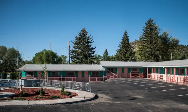 Raton Pass Motor Inn