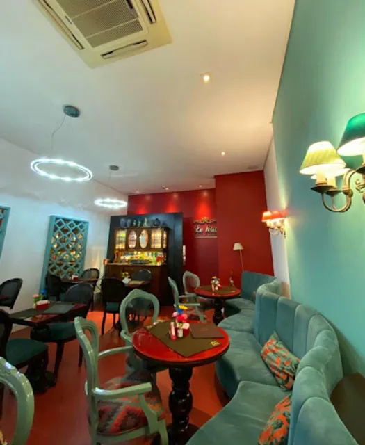 Le Petit Café E Bistro