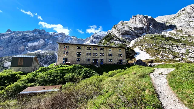 Refuge Galassi At Monte Antelao - Lodge Cai
