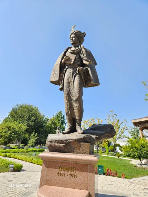 Alisher Navoi Monument