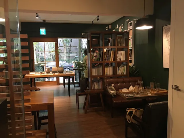 Editor Books & Cafe