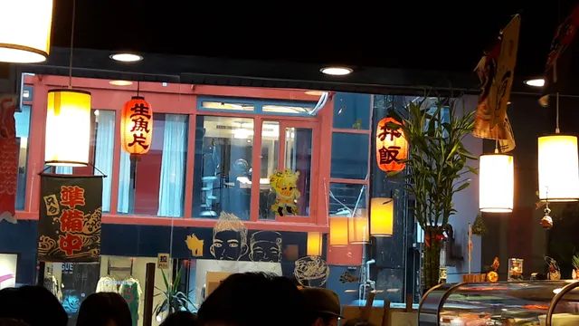 鱻屋-生魚片丼 (不接受訂位）