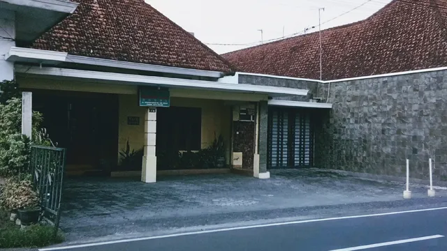 Prayogo Lama Family Guest House