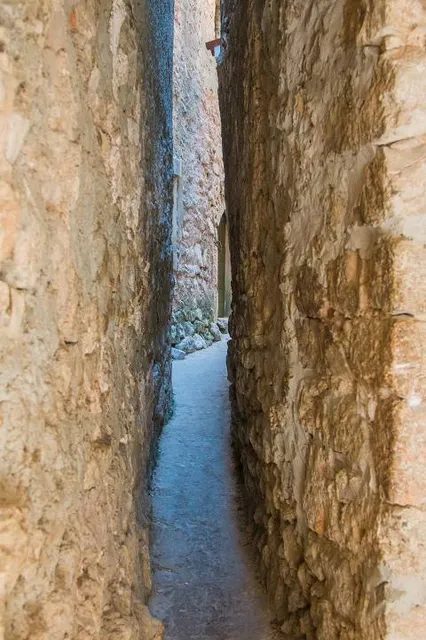Narrowest street