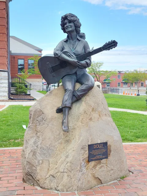 Dolly Parton Statue