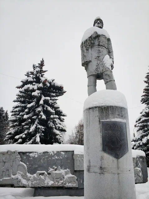 Pamyatnik Semonu Dezhnovu