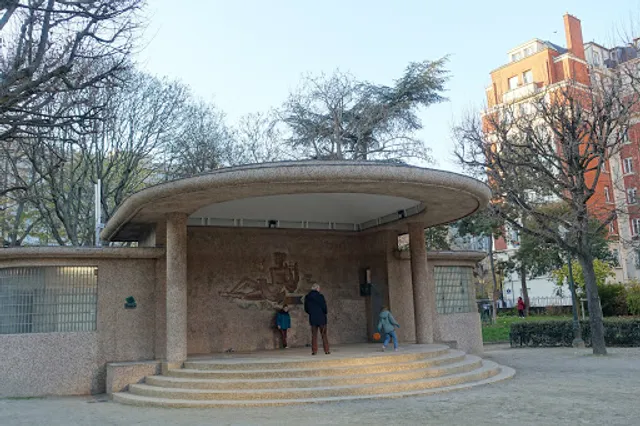 Square Sarah Bernhardt