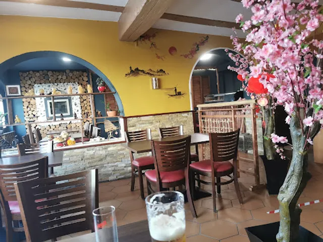 Six Aight Sushi & Noodle Bar