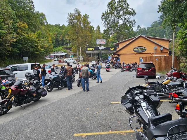 Intersection - Tail of the Dragon and Moonshiner