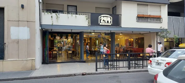 La 244. Café, vino y cerveza