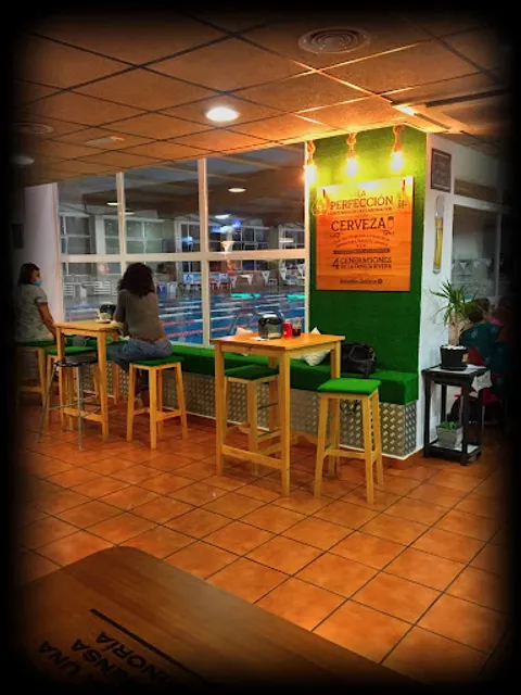 La Piscina café & bar
