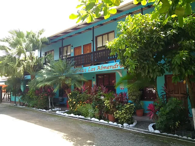 Cabinas Los Almendros