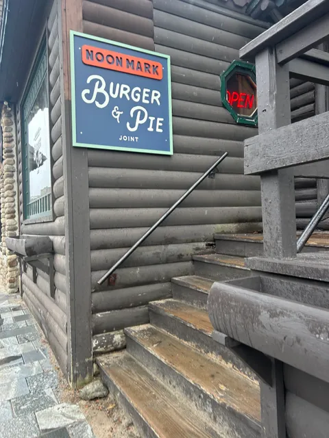 NOON MARK Burger & Pie Joint