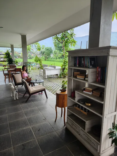 Rolling Paddy Cafe & Resto