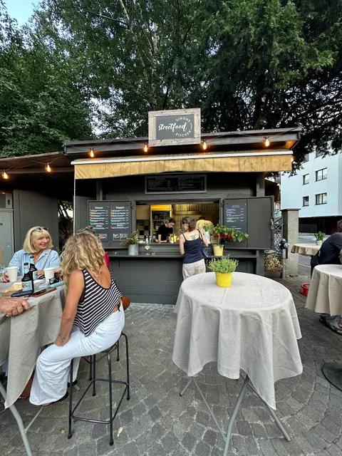 Simon's Streetfood Kitchen Meran Burger & More