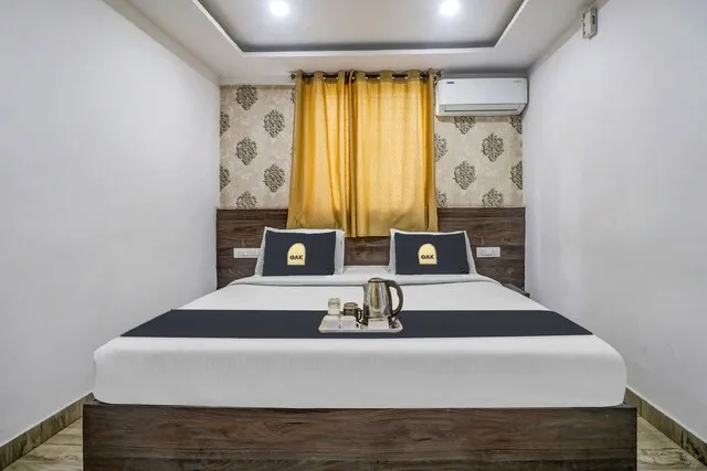 Townhouse OAK SRK White Inn Near Ragigudda Sri Prasanna Anjaneyaswamy Temple